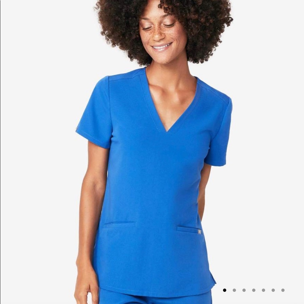 ✨NEVER WORN Casma 3 pocket scrub top✨